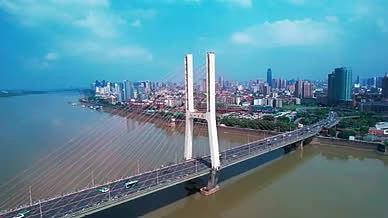 航拍江西南昌八一大桥城市交通视频的预览图